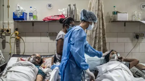 Getty Images El personal médico atiende a un paciente que ha contraído el coronavirus dentro de la sala de emergencias de un hospital Covid-19 el 3 de mayo de 2021