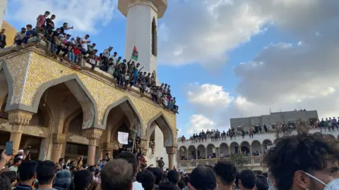 Reuters/Esam Omran Al-Fetori Hundreds of Derna residents protested against local authorities, on Monday, more than a week after heavy floods killed nearly 4,000 people in the city