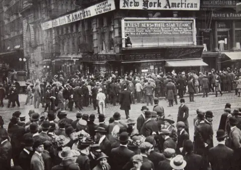 Getty Images As the reports of the disaster arrived in New York, April 1912, people gathered around newspaper bulletin boards