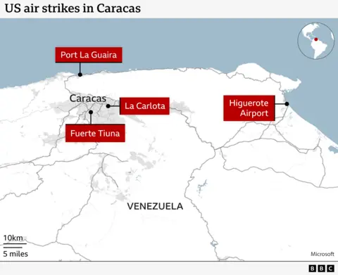 Mapa mostrando a localização dos ataques aéreos dos EUA em Caracas e arredores, na Venezuela. Os locais destacados incluem o Porto La Guaira ao norte, o Forte Tiuna e La Carlota em Caracas, e o Aeroporto Higuerote a leste.