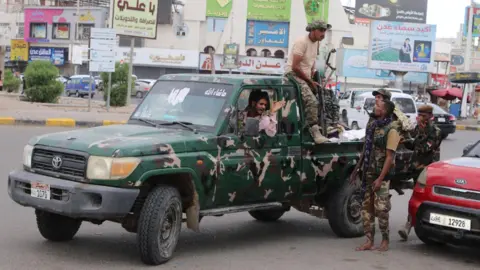 Police forces patrol a street in Aden, southern Yemen (7 January 2026)