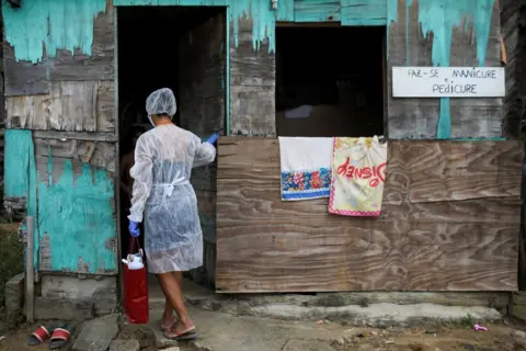 Reuters Vanderlecia visits a patient's home