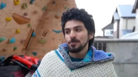 BBC AdRián SimanCas, 23 -year -old Venezuelan, wears a planned bonuso.