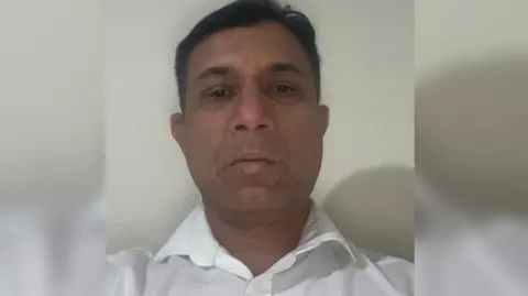 Handout A man wearing a white shirt