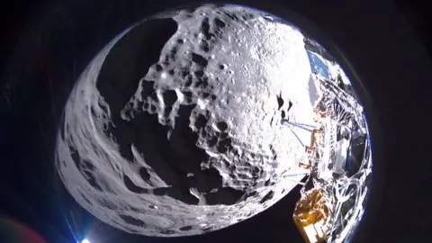 Mesin intuitif pada 22 Februari 2024, mesin Lunar Odysseus Machines Intuitive menangkap sebuah bidang pemandangan luas dari Kawah Schomberger di bulan sekitar 125 mil (200 km) uprange dari situs pendaratan yang dimaksud, sekitar 6 mil (10 km) ketinggian.