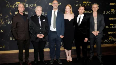 Reuters Alan Ruck, Brian Cox, Jesse Armstrong, Sarah Snook, Kieran Culkin en Jeremy Strong poseren terwijl ze de première van het derde seizoen van The Succession in 2021 bijwonen.