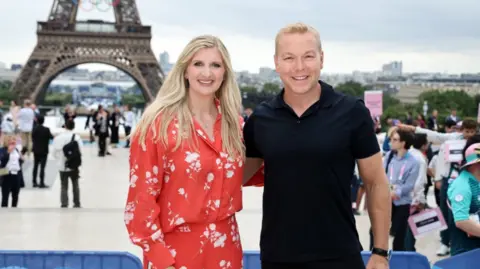 PA Media Sir Chris Hoy con el brazo alrededor de Rebecca Adlington frente a la Torre Eiffel durante los Juegos Olímpicos de París 2024.