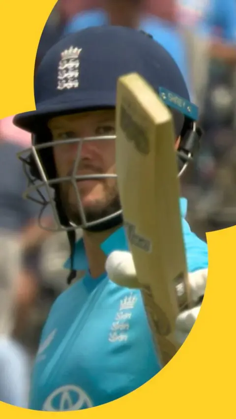 Ben Duckett celebrating bring up 50 runs