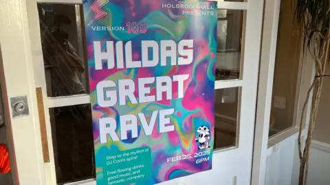 Poster yang mengatakan 'hildas great rave' di pintu untuk rave ulang tahun ke -105 Hilda Jackson di Derbyshire