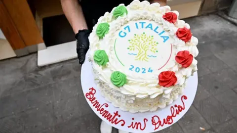 EPA A G7 cake with the words (in Italian) "Welcome to Puglia"