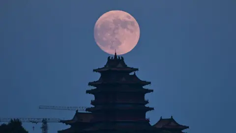 Getty Images Bulan super yang dilihat dari Nanjing, China 