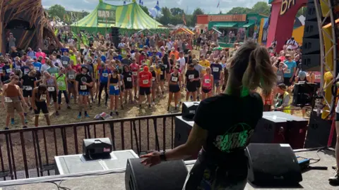 Ravers2Runners R2R representative on stage talking to runners 