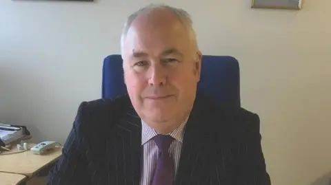 Comhairle nan Eilean Siar Malcolm Burr is stepping down as the chief executive of Comhairle nan Eilean Siar but his replacement will get a £30,000 pay rise