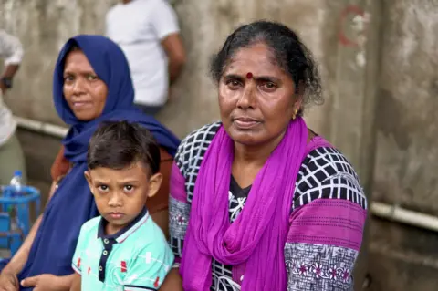 BBC/Tessa Wong P Selvi Kalachevi, queuing for cooing gas in Slave Island, Colombo, 11 July 2022