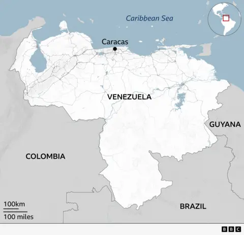 Mapa mostrando a Venezuela e seus vizinhos imediatos no norte da América do Sul. A Venezuela é destacada em branco com Caracas marcada por um ponto preto no centro da costa norte. A Colômbia é mostrada a oeste e a Guiana a leste. O Mar do Caribe faz fronteira com o norte.