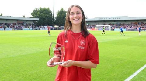 Lotte Wubben-Moy with the Player of the Season trophy