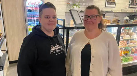 Yasmine Lindberg spending a friendship hour with her friend Helena Jansson