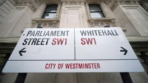 PA Media Sign untuk Parlemen Street dan Whitehall di Westminster, London.