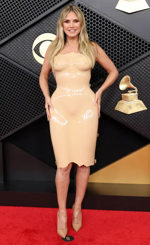 Getty Images La supermodelo Heidi Klum con un vestido color piel