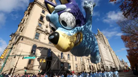 Le ballon Bluey de Reuters vole lors du 97e défilé de Thanksgiving de Macy à Manhattan, New York, États-Unis, le 23 novembre 2023.