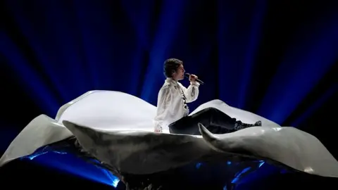 Serbian artist Luke Black performed his song Samo Mi Se Spava with some impressive staging.