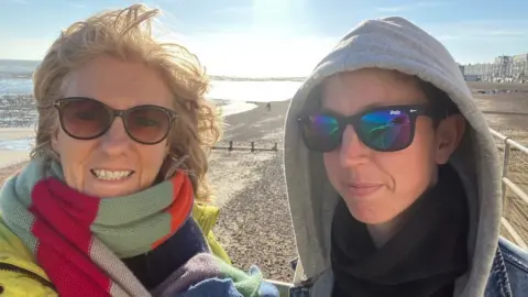 Family photo Bobbie and Saskia at the beach