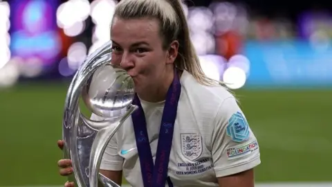 Lauren Hemp de PA Media England celebra con el trofeo tras la victoria sobre Alemania en la final de la Eurocopa Femenina de la UEFA 2022 en el estadio de Wembley, Londres.