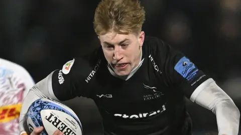 Ben Redshaw playing for Newcastle against Harlequins