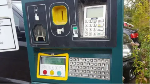 Pay and display machine