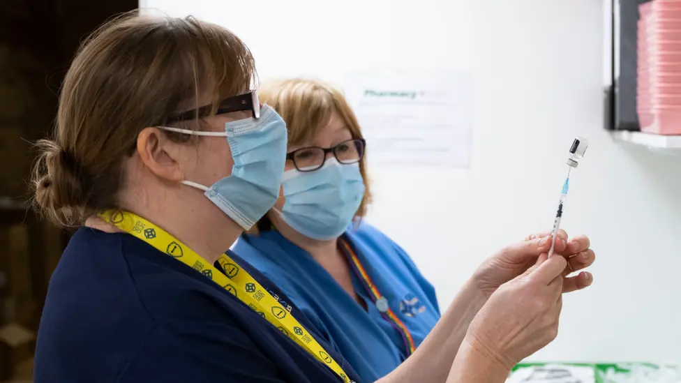 Getty Images Women preparing coronavirus vaccine
