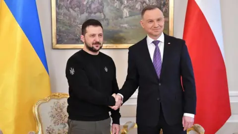 Radek Pietruszka/EPA Polish President Andrzej Duda (R) and Ukrainian President Volodymyr Zelensky shake hands