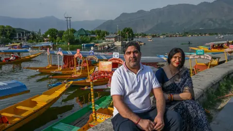 আথিস ভাঁংশহিয়াম ভরাওজ এবং টাকা শরিয়া শেল। রাজা নীল সিরিতে রয়েছেন যখন ঘানশায়াম সাদা টি-শার্ট পরেছিলেন।