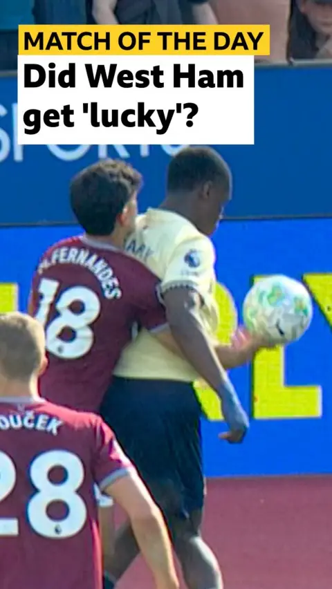 Matheus Fernandes handles the ball