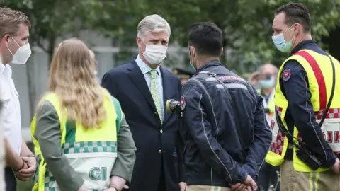 Koning Filip van België spreekt ter plaatse met reddingswerkers