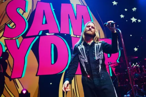 Sum 41 to split after final album and world tour - BBC News
