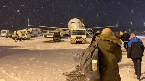 @DafyddGraig Snow at Manchester Airport
