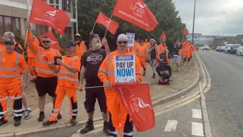 Binmen on a picket line