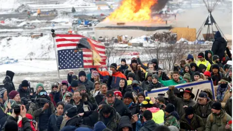 Dakota Access Pipeline: Judge suspends use of key oil link