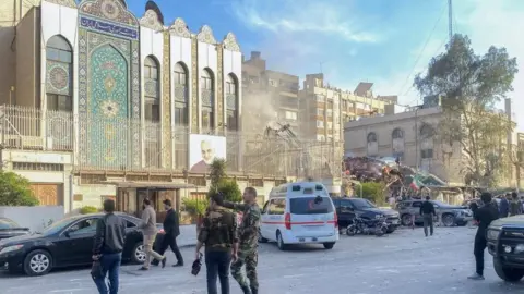 Foto de Reuters que muestra las secuelas del ataque aéreo que destruyó el edificio junto a la embajada iraní en Damasco, Siria (1 de abril de 2024)