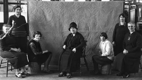 Amgueddfa Cymru - National Museum Wales Teachers and pupils at a quilting class held in Aberdare Technical College around 1928-1929