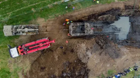 Terry-Harris.com Tank being recovered