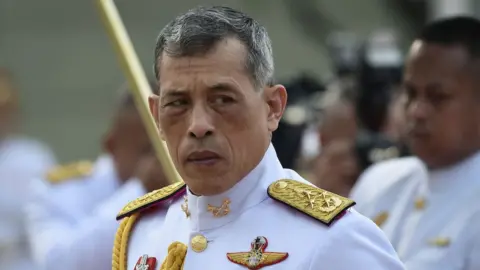 AFP/Getty Images Thailands kong Vajiralongkorn viser respekt ved statuen av kong Rama I etter å ha signert den militærstøttede grunnloven i Bangkok 6. april 2017.