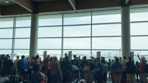 Twitter/Jackson Proskow Passengers crowded to watch the plane arrive