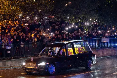 George Cracknell Wright A motorcade carrying Queen Elizabeth II's coffin is driven around Hyde Park Corner as part of its journey from RAF Northolt to Buckingham Palace