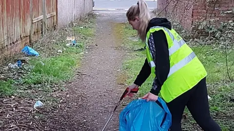 Jac Danielle Jac Danielle litter picking