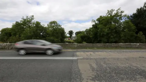 Alamy Car cross Irish border