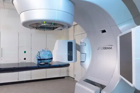 OUH new radiotherapy treatment machine