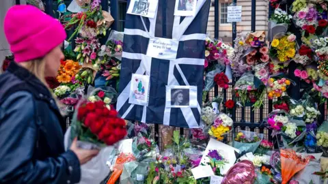 Getty Images Flowers and tributes to Queen Elizabeth II are pictured outside of Buckingham Palace in London on 9 September 2022