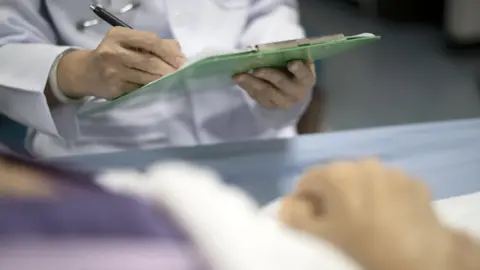 Getty Images/sukanya sitthikongsak hospital bedside