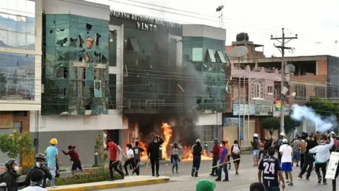 EPA Protesters set fire to the mayor's office in Vinto